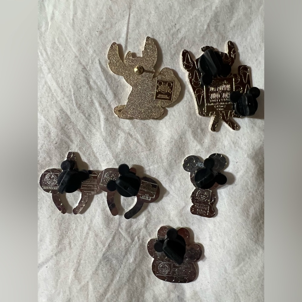 Random Disney pins - Picture 9 of 13